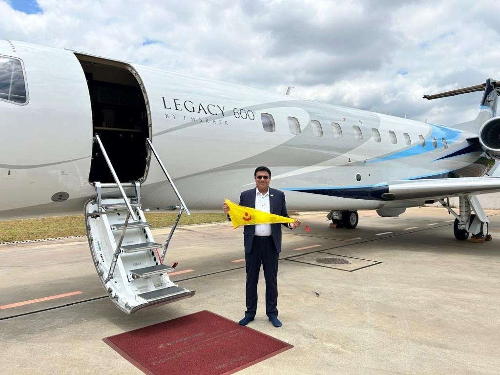 Air Kalinga Crew welcoming Guest to Embraer Legacy 600